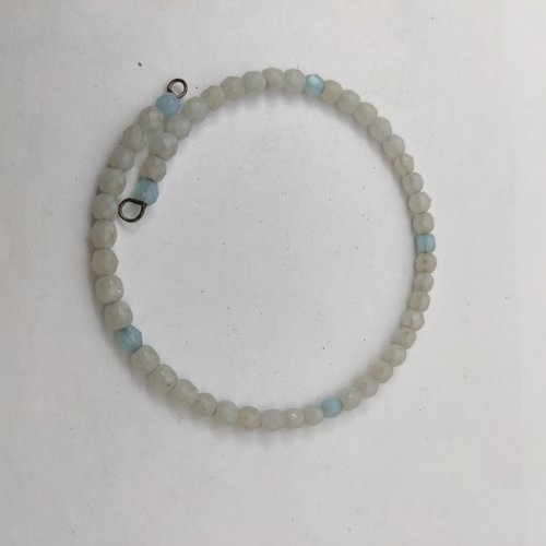 Bracelet jonc réglable orné de perles blanches et bleues