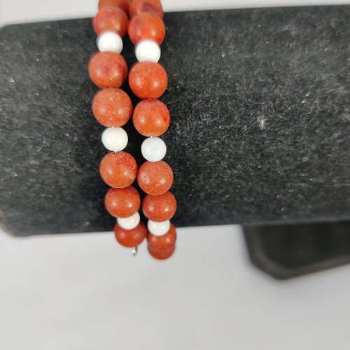 Bracelet jonc réglable orné de perles en pierres fines semi précieuses : corail gorgone et nacre blanche