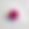 Perle au crochet rose magenta en coton dmc sur perle en bois 