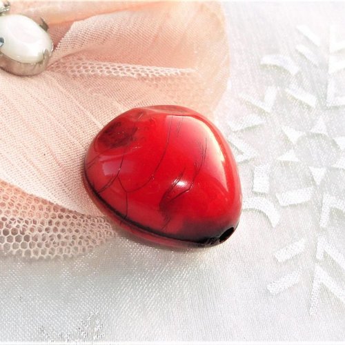 Grande perle coeur rouge, création bijoux , thème amour, ancienne perle, 1980,