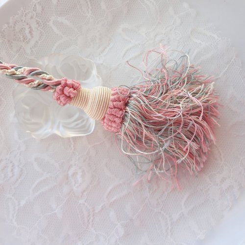 Pompon fil rose et écru, fil de soie, pompon ameublement, bijou de porte, passementerie, france