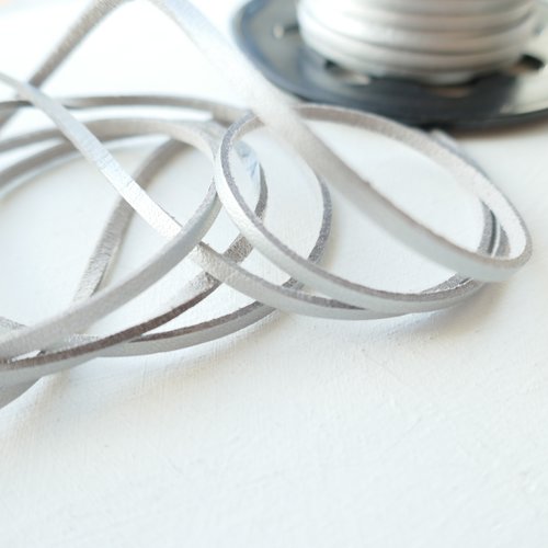 Cuir plat argent effet métallique 1 m , 27mm