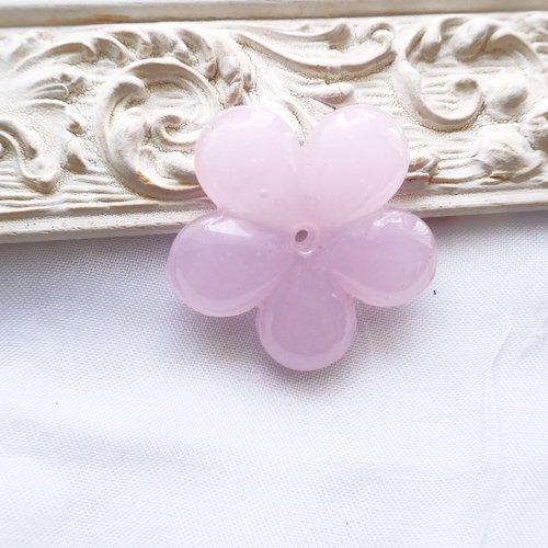 Grande perle fleur en verre rose opaque, pate de verre, charme colleir, bijoux romantique diy
