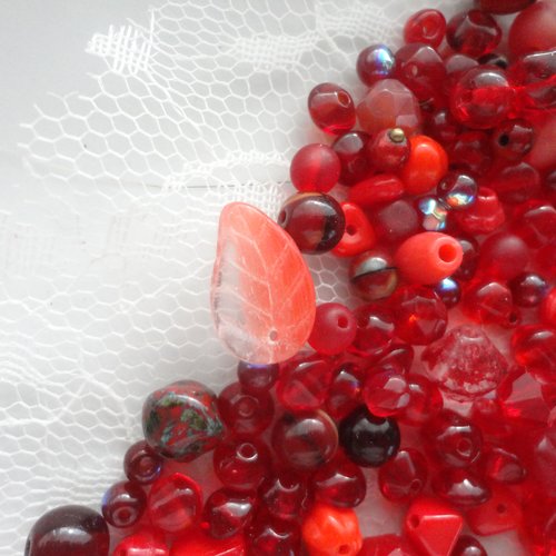 Perle de verre rouge, verre tchèque,  50 grammes, lot mixte, aléatoire,