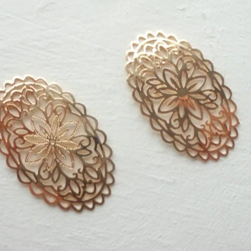 Estampe plaqué or 18 carat, estampe ovale dentelle de métal, fleur, araabesque