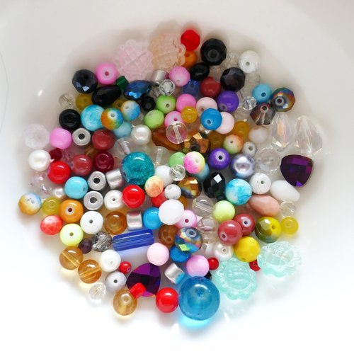 Lot de 50 perles fantaisie et verre mélangées - couleurs et formes variées pour création de bijoux diy