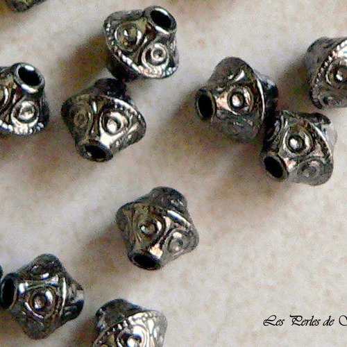 10 perles toupies en metal couleur noire gunmetal décorées 7x6mm 