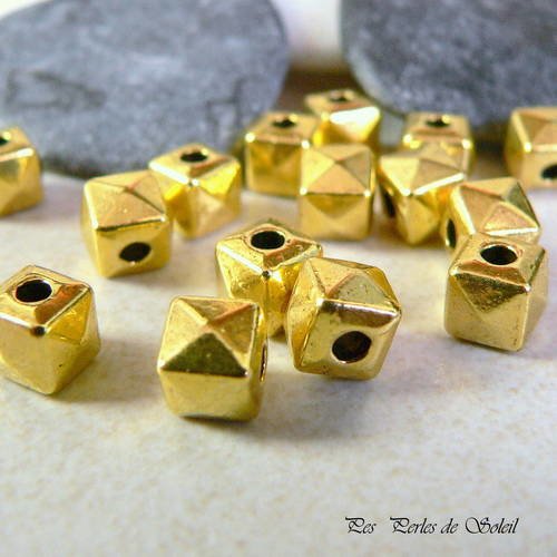 10 perles en métal doré cube 7.5x7.5mm 