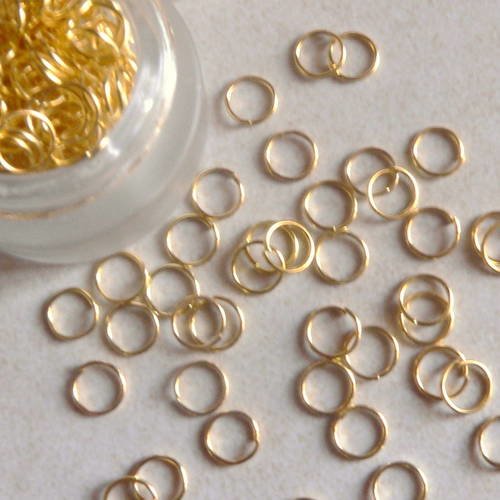 50 anneaux ouverts en metal  de couleur dorée 7mm 