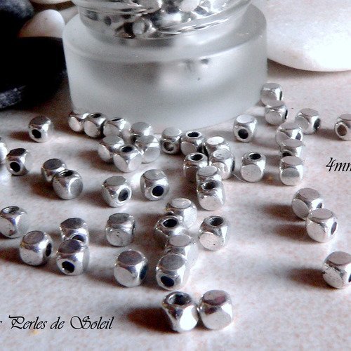 25 perles cubes en metal couleur argent antique 4x4mm 