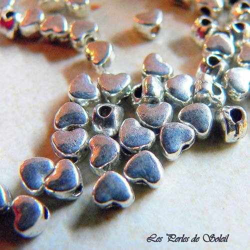 50 perles en metal mini coeurs couleur  argenté antique 3x4mm, 