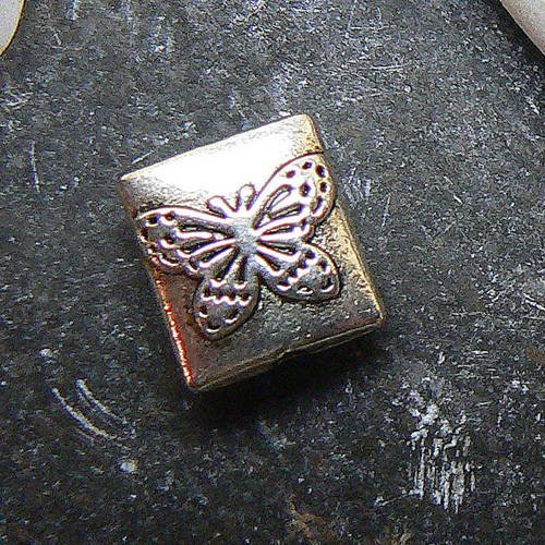 25 perles en metal carrées motif papillon sculpté couleur  argenté antique 9x10mm 