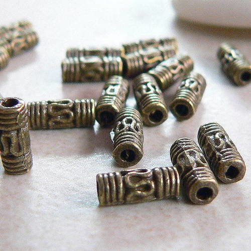 25 perles petits tubes en metal couleur bronze antique  8x3mm 