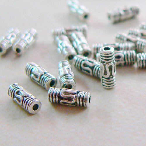 25 perles petits tubes en metal couleur argentée antique  8x3mm 