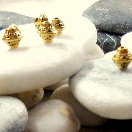 10 perles toupies en metal couleur dorée antique décorées 7x6mm 