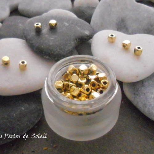 25  perles cubes en metal couleur or antique  rondes 4x4 mm 