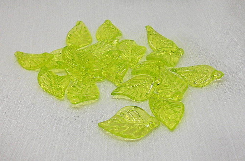 20 feuilles acryliques vertes style feuille de vigne 24mm x 22.5mm