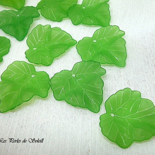 20 feuilles acryliques vertes style feuille de vigne 24mm x 22.5mm