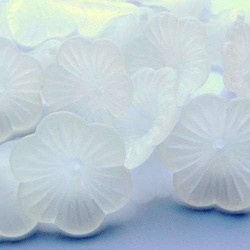 20 fleurs givrées acryliques blanches 21 x 9 mm 