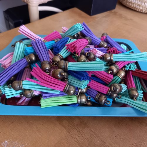 Lot de 150 pompons multicolore en suédine de 6cm