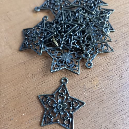 Lot de 6 pendentifs étoiles en métal couleur bronze de 3cm