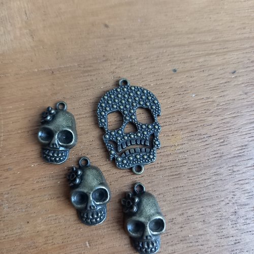 Lot " skulls " 3 breloques et une intercalaire