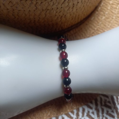 Bracelet en perles multicolores: rouge grenat , noir et argenté