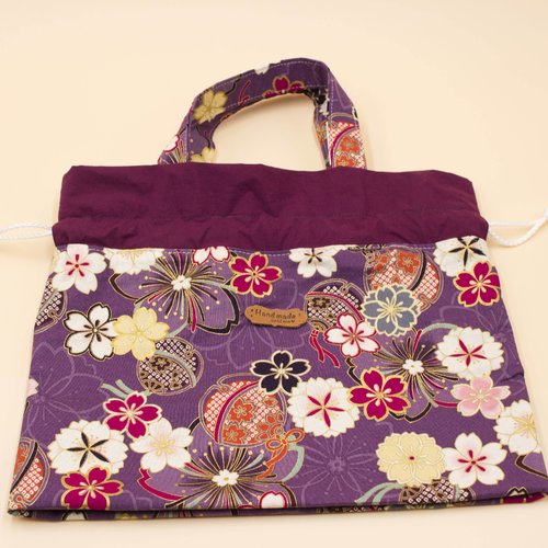 Sac pochon violet avec motifs de fleurs