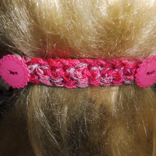 Grosse barrette à cheveux rose avec boutons pour attacher le masque