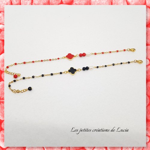 Bracelet sur chaîne en acier inoxydable doré et perles en résine rouges, connecteur trèfle émaillé rouge, perles naturelles