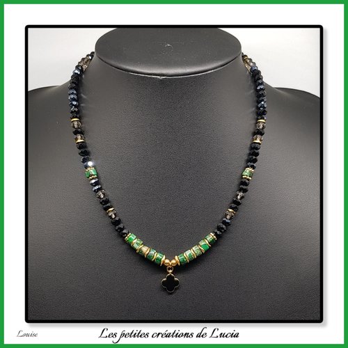Collier femme, noir, vert, or, perles naturelles, heishi, perles de verre, pendentif trèfle émail et plaqué or