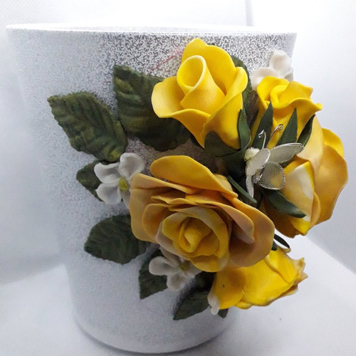 Vase gris avec roses en fimo jaune pantone  2021 thème : gris et jaune