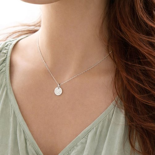 Collier médaille martelée en argent 925 – bijou symbolique et raffiné femme