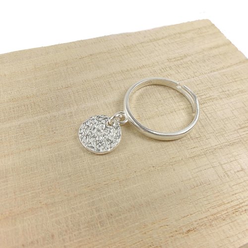 Bague fine en argent avec médaille martelée, bague ajustable avec breloque, idée cadeau femme
