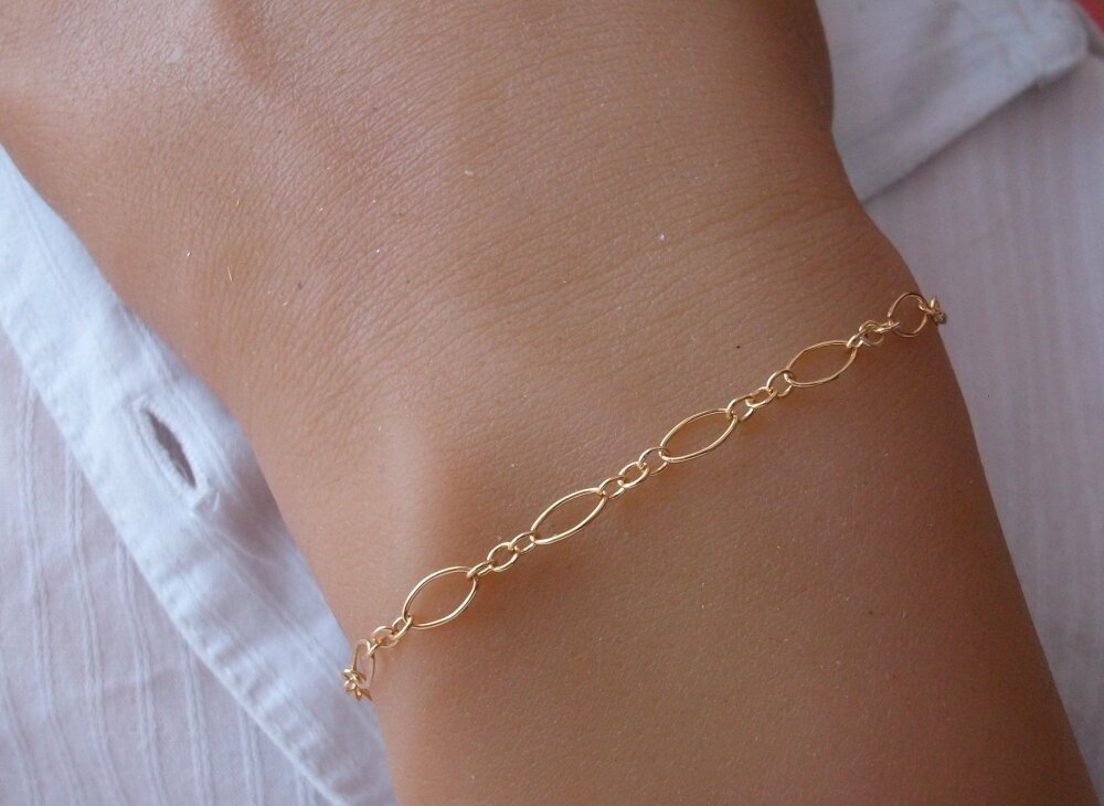 Bracelet en chaîne avec différents maillons et anneaux bijoux