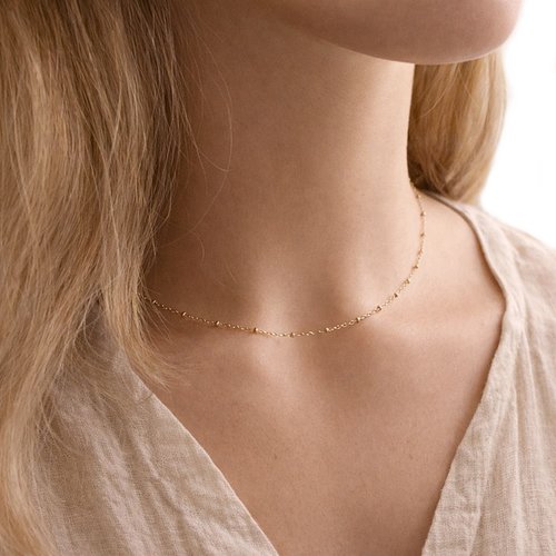 Collier fin en or gold filled 14 carats avec chaîne satellite délicate et perles aplaties