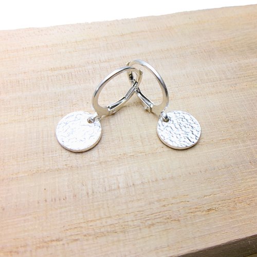 Boucles d’oreilles dormeuses en argent 925 – médailles martelées élégantes