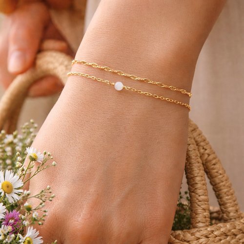 Bracelet double rang or et perle blanche – l’harmonie dorée du soleil et de la lumière
