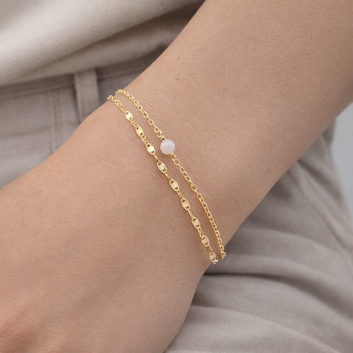 Bracelet double rang or et perle blanche – l’harmonie dorée du soleil et de la lumière