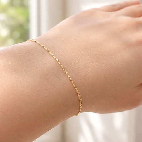 Bracelet or 18 carats femme, chaîne fine perles carrées, bijou doré élégant et lumineux