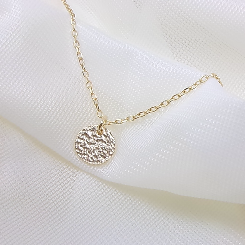 Collier or avec pendentif médaille martelée, idée cadeau femme