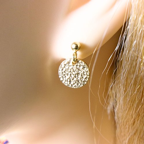 Boucles d'oreilles pendantes or 18 carats, clous et puces médaille martelée, idée cadeau femme