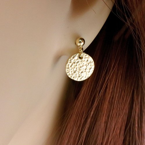 Boucles d'oreilles rondes en or avec médaille martelée,  puces d'oreilles pendantes, cadeau anniversaire femme