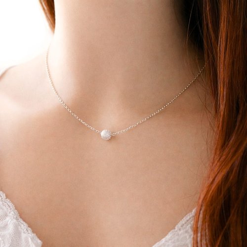 Collier ras de cou en argent à perle diamantée brillante