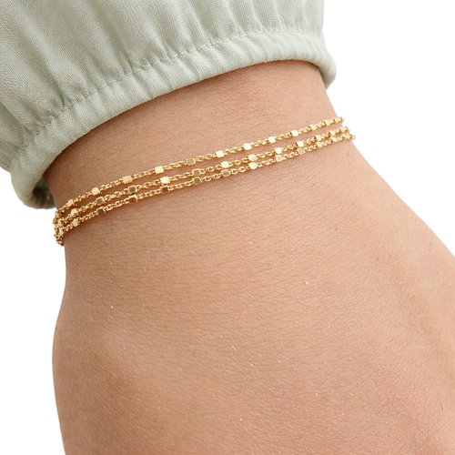 Bracelet triple rang en or 18 carats – chaînes fines et perles carrées – bijou bohème chic et raffiné