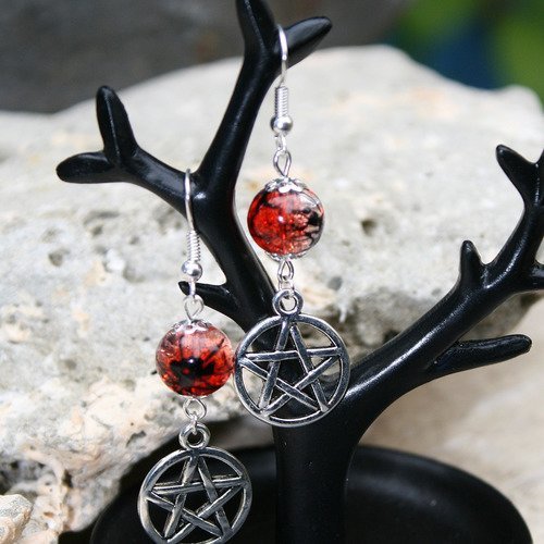 Boucles d'oreilles halloween pentagrammes et perles en verre craquelées rouge et noir