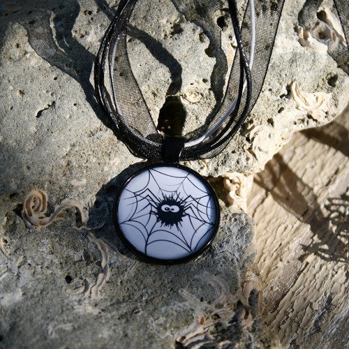 Collier halloween araignée sur sa toile en oraganza bicolore noir et blanc