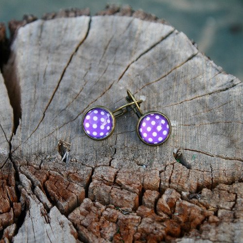 Boucles d'oreilles dormeuses cabochon petits pois violet en verre 12 mm
