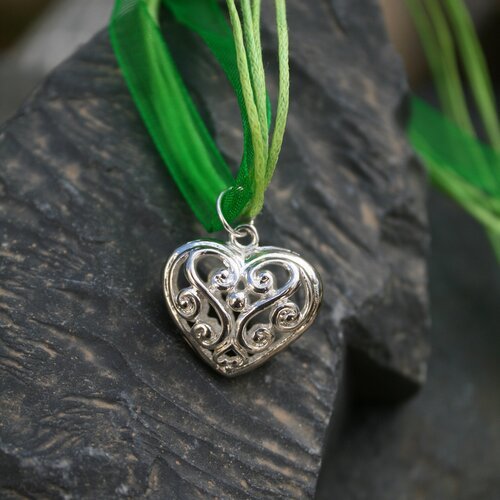 Collier coeur en organza et coton ciré vert.