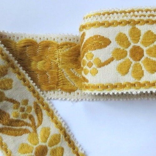 Ruban galon ancien  motifs floraux jaune